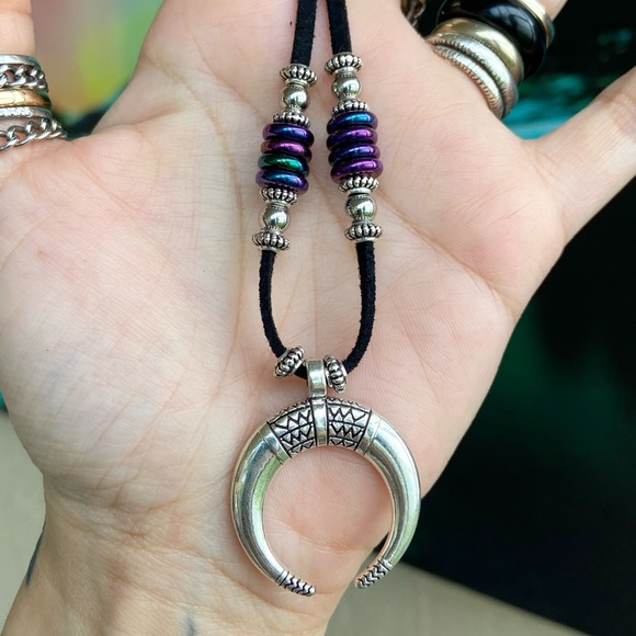 Lunula crecent up side down moon horn necklace - Picture 8 of 11